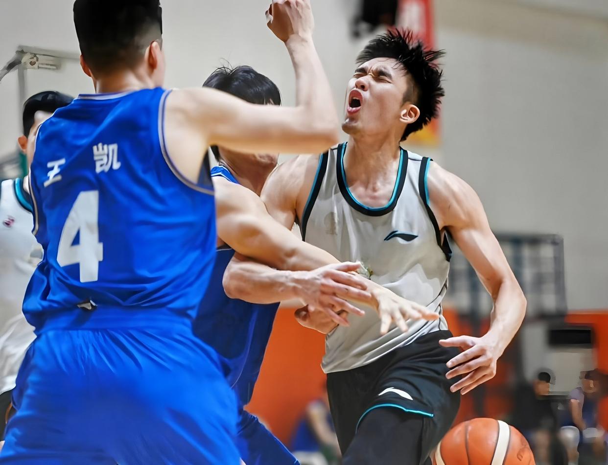 开云下载-今晨体能课后；巴黎圣日耳曼临场应变备战CBA常规赛；气氛紧张；纪律约束更严格的简单介绍