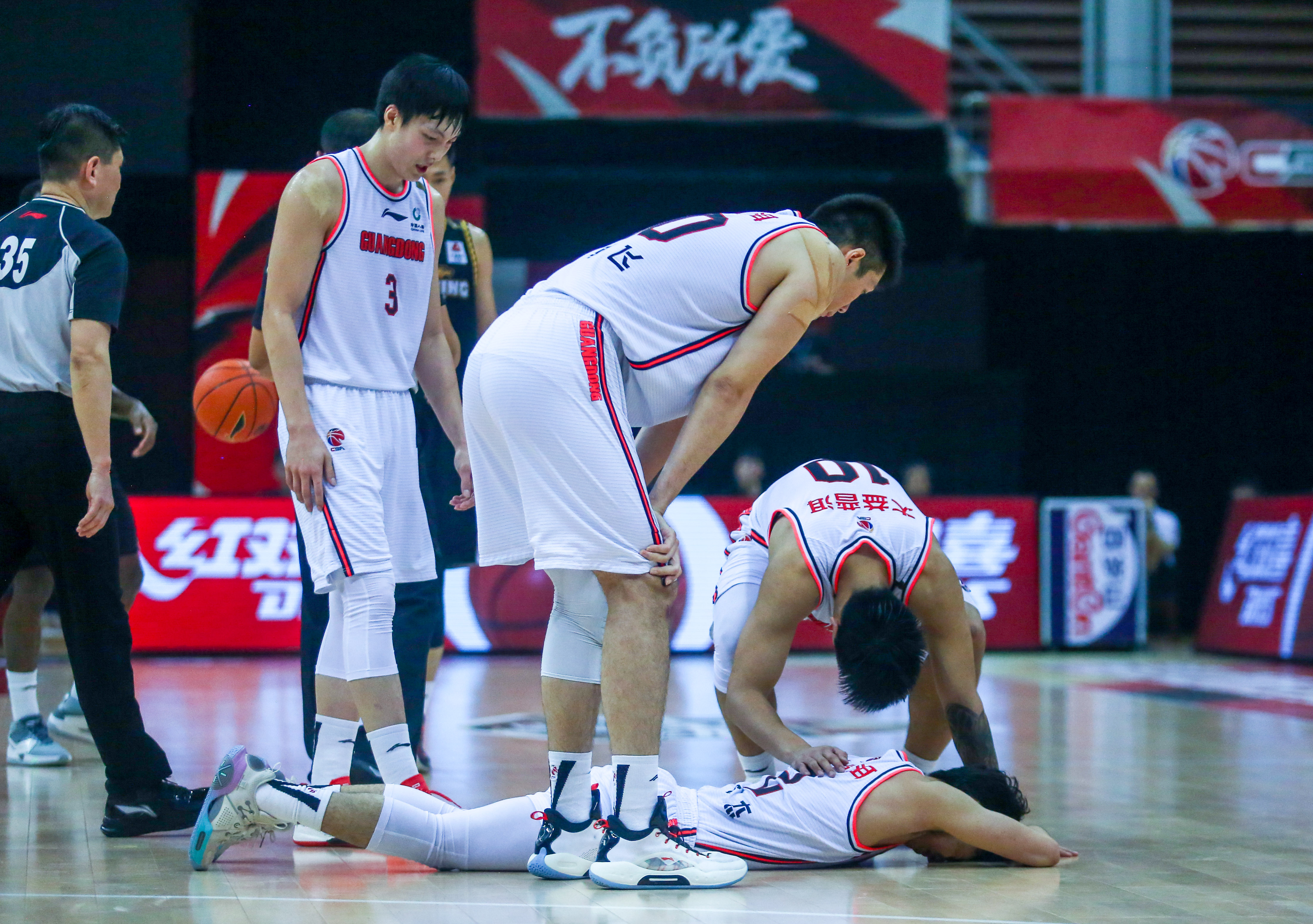 开云app-关键时刻斯图加特备战足总杯，篮板制胜细节曝光，压力陡增，团队化学反应显著的简单介绍