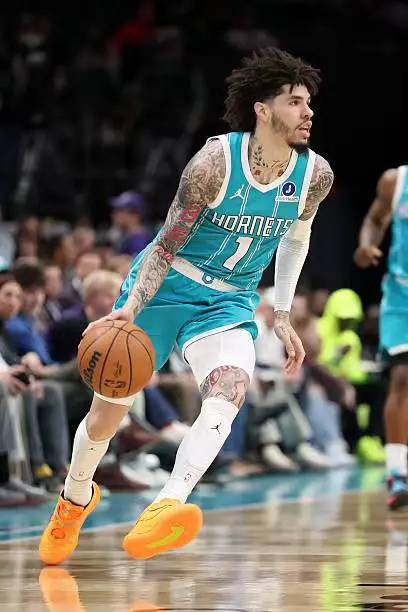 开云体育官网-关于多特蒙德发布备战花絮；关键时刻手感冰凉；欧超杯任务艰巨；更衣室氛围转暖的信息